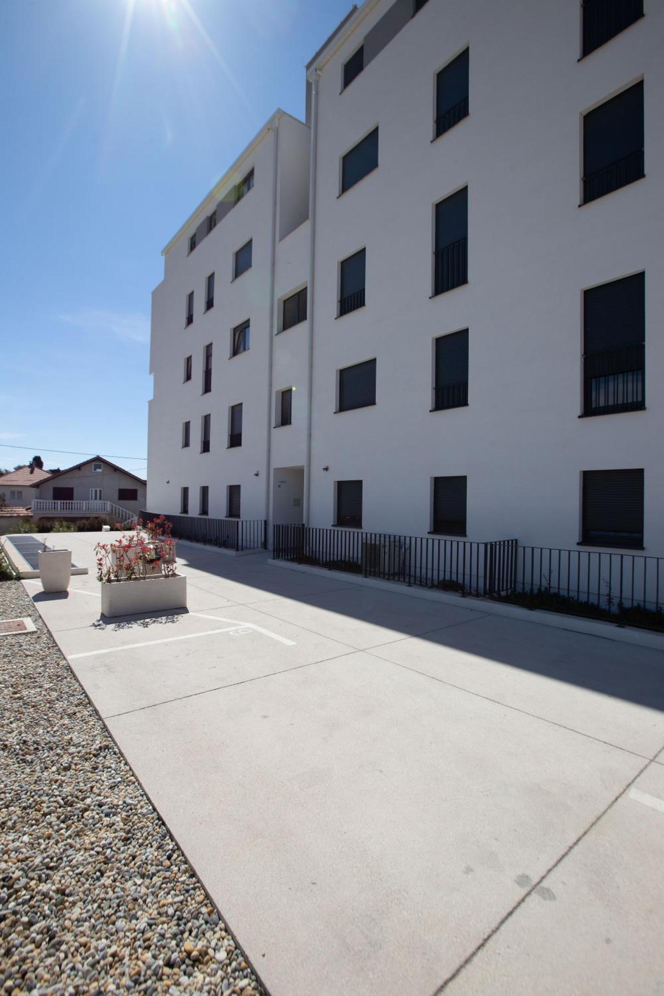 Ag With Balcony And Garage Apartment *
