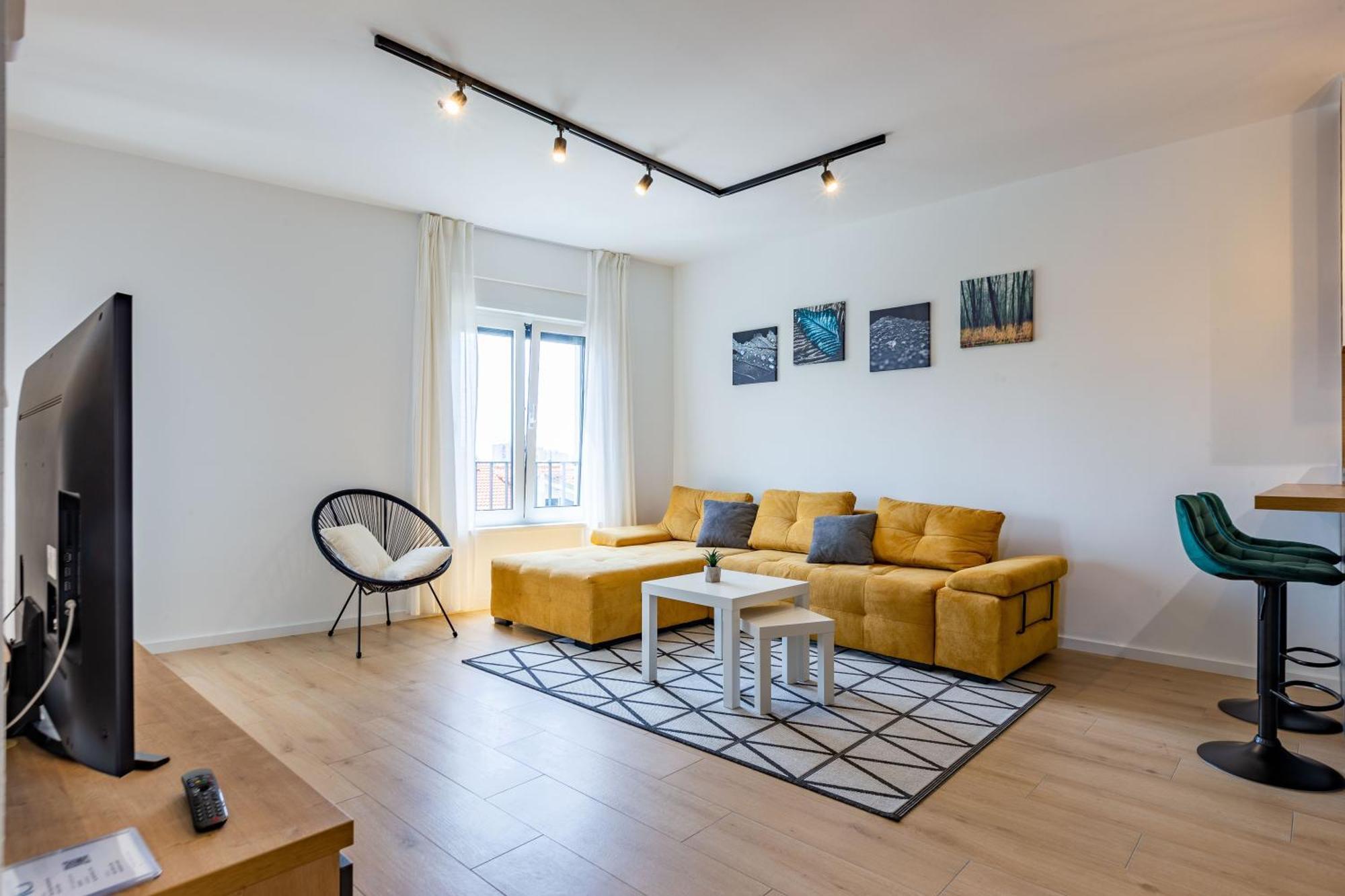 Ag With Balcony And Garage Apartment *
